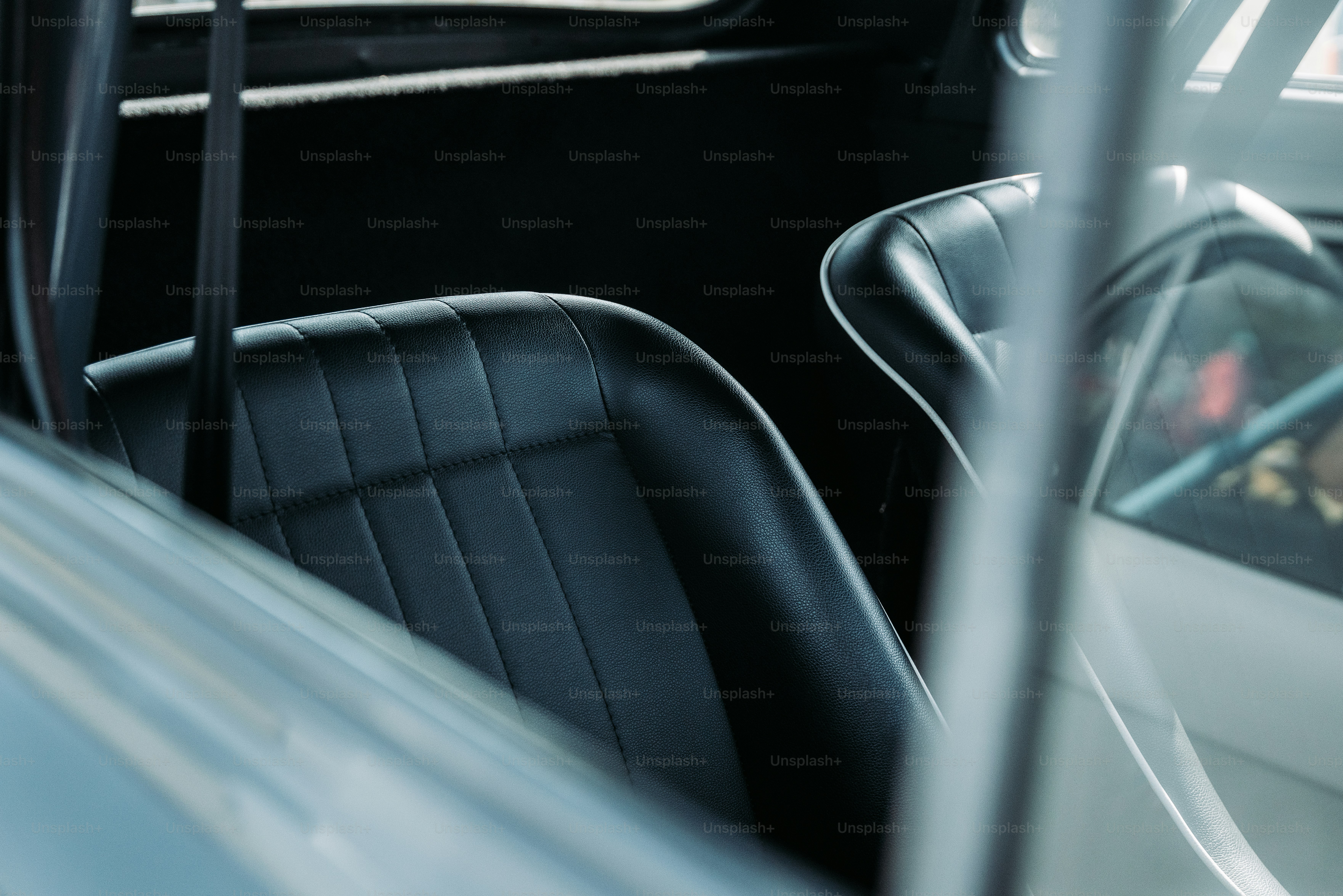 interior mobil dengan pintu terbuka
