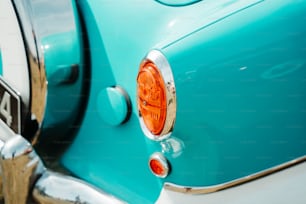 um close up da lanterna traseira de um carro