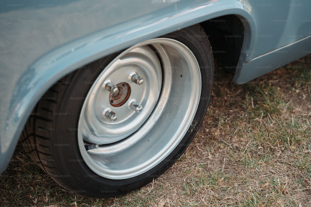 Un primer plano de un neumático en un coche