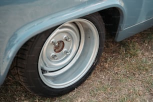 Gros plan d’un pneu sur une voiture