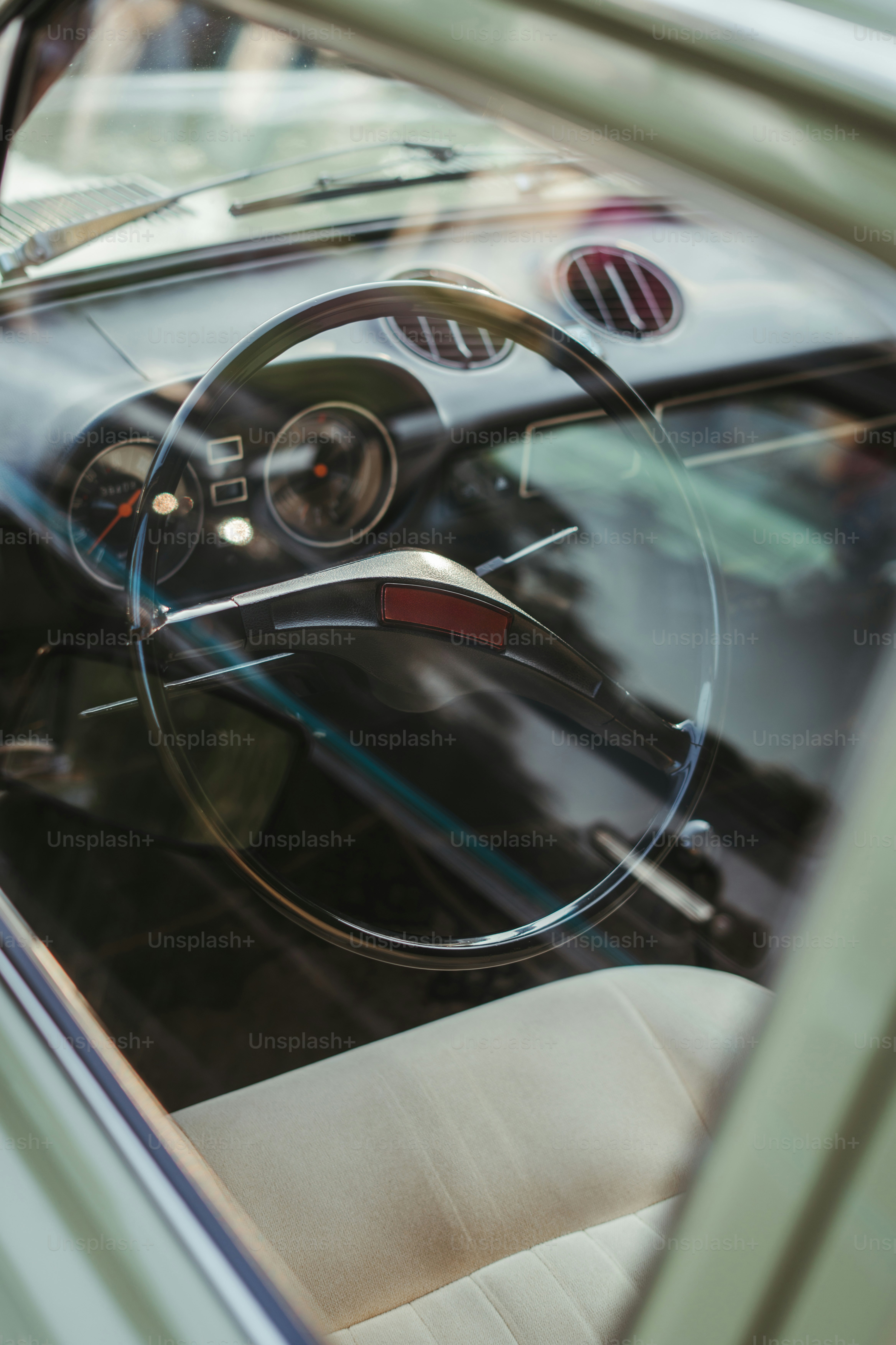 Der Innenraum eines Autos mit Lenkrad