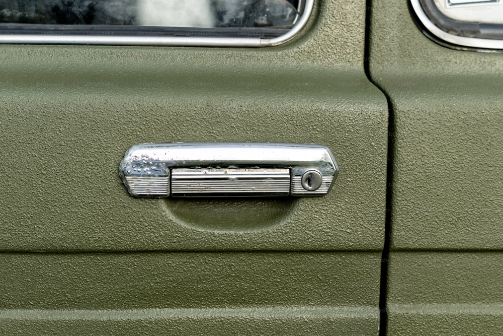 um fechamento de uma maçaneta de porta em um veículo
