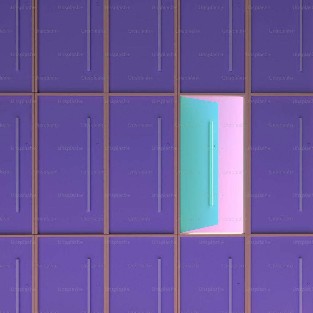 una pared púrpura con una puerta azul en ella