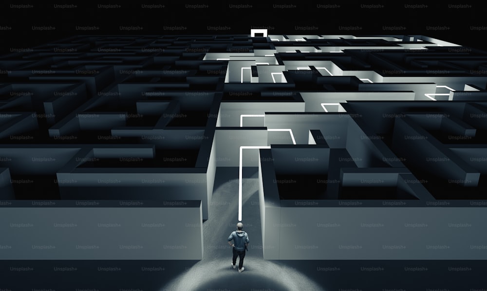 Un uomo in piedi di fronte a un labirinto