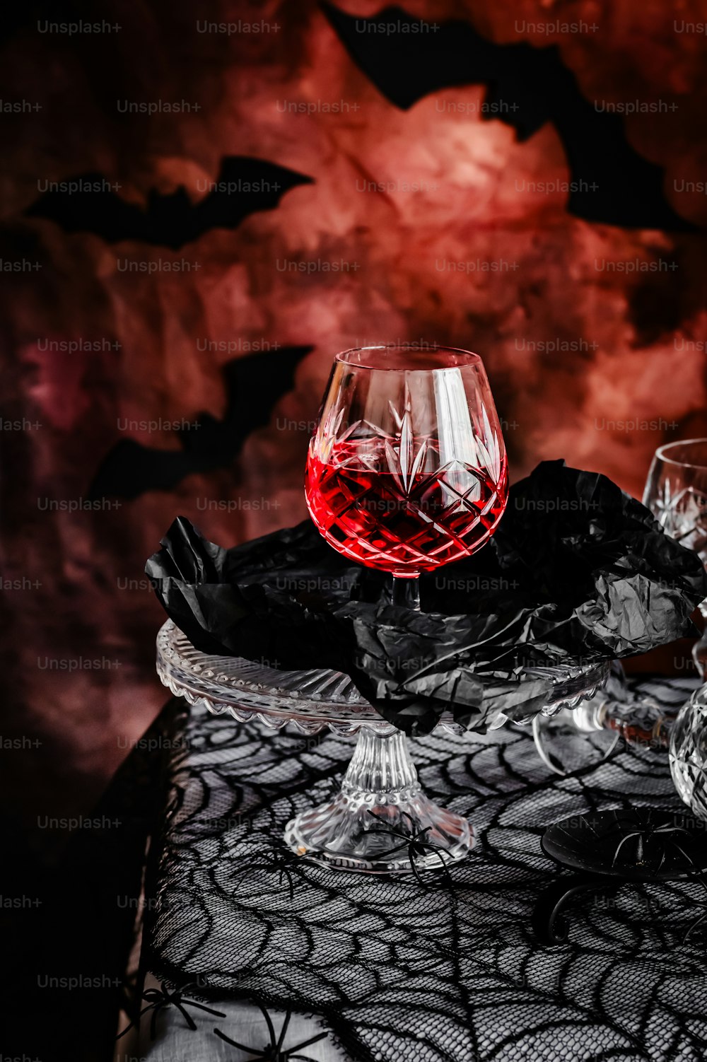 테이블 위에 앉아 있는 와인 한 잔