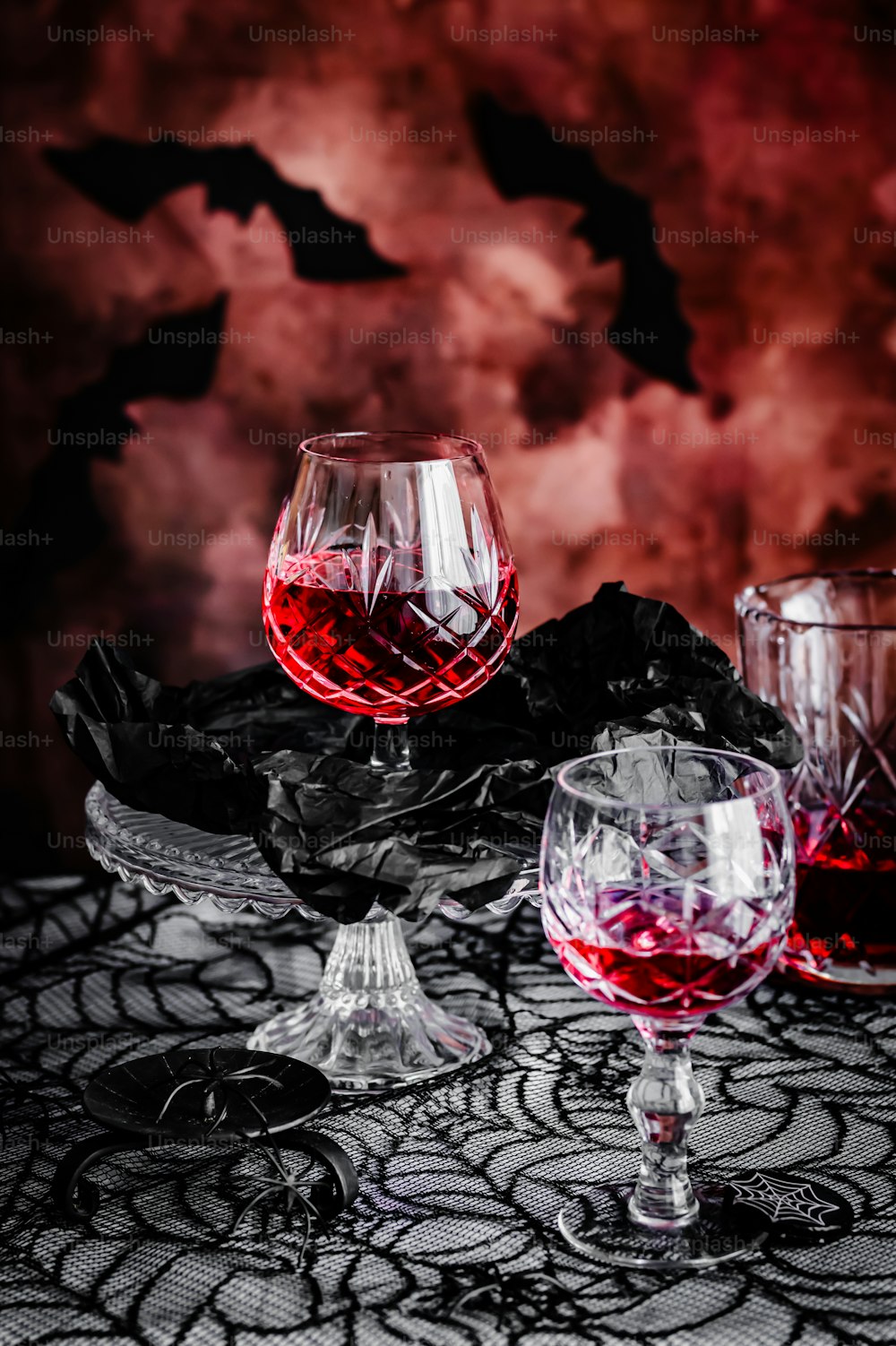 une table surmontée de trois verres de vin rouge
