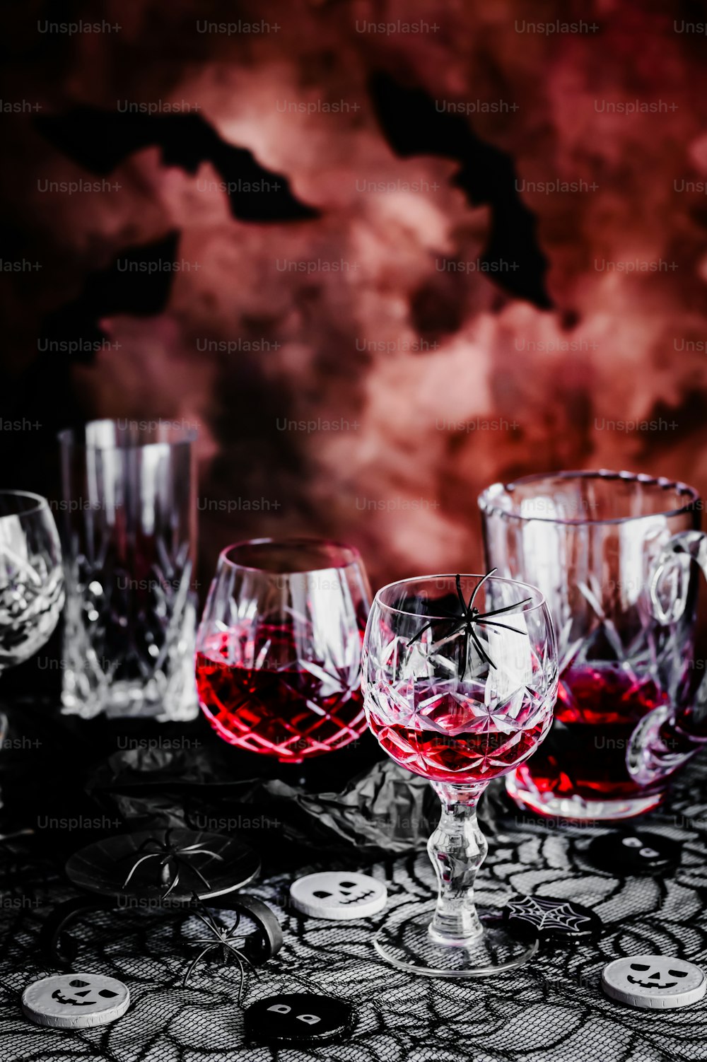 테이블 위에 앉아 있는 한 무리의 와인잔