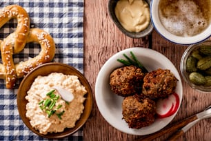 une table en bois surmontée d’assiettes de nourriture et de bretzels