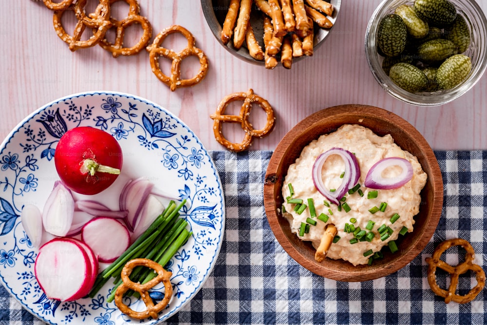 uma mesa coberta com pratos de comida e pretzels