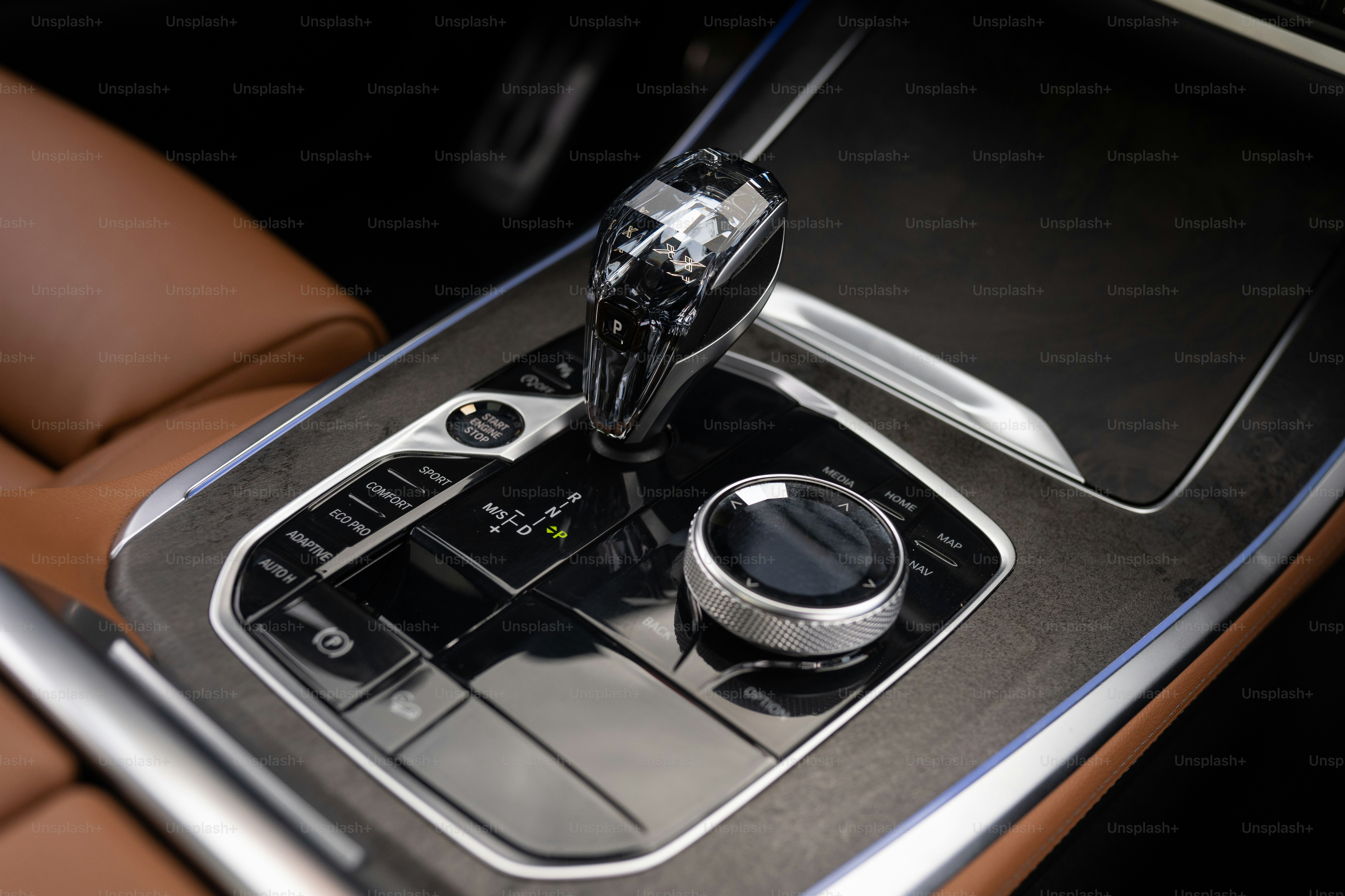 Nahaufnahme eines Armaturenbretts mit Lenkrad