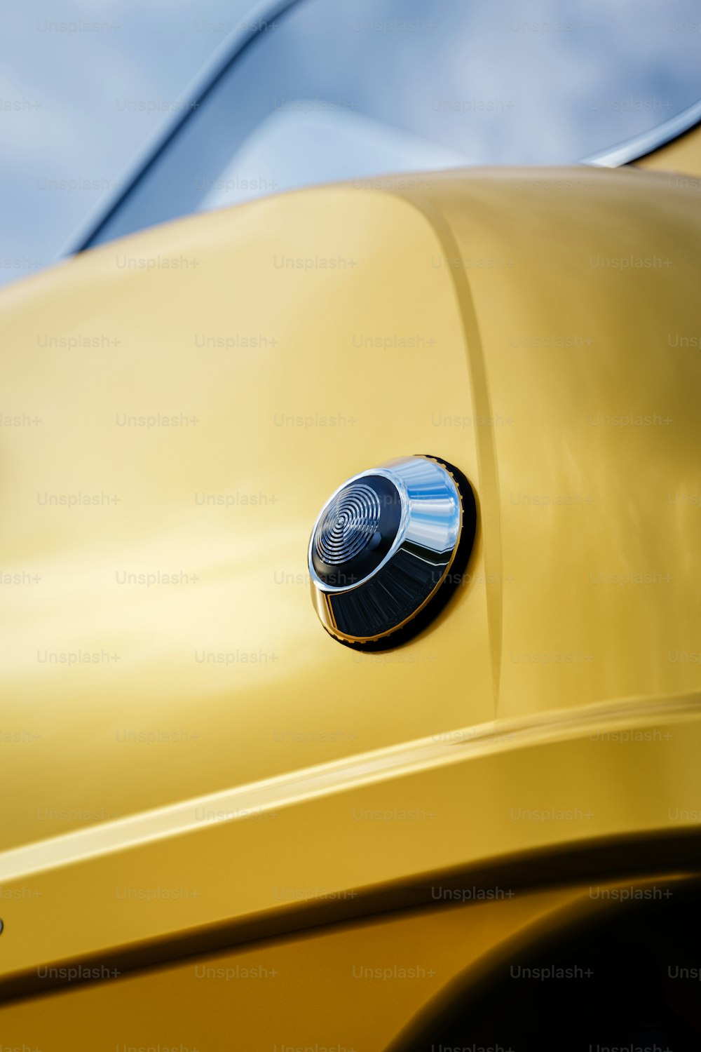 Nahaufnahme des Emblems auf einem gelben Auto