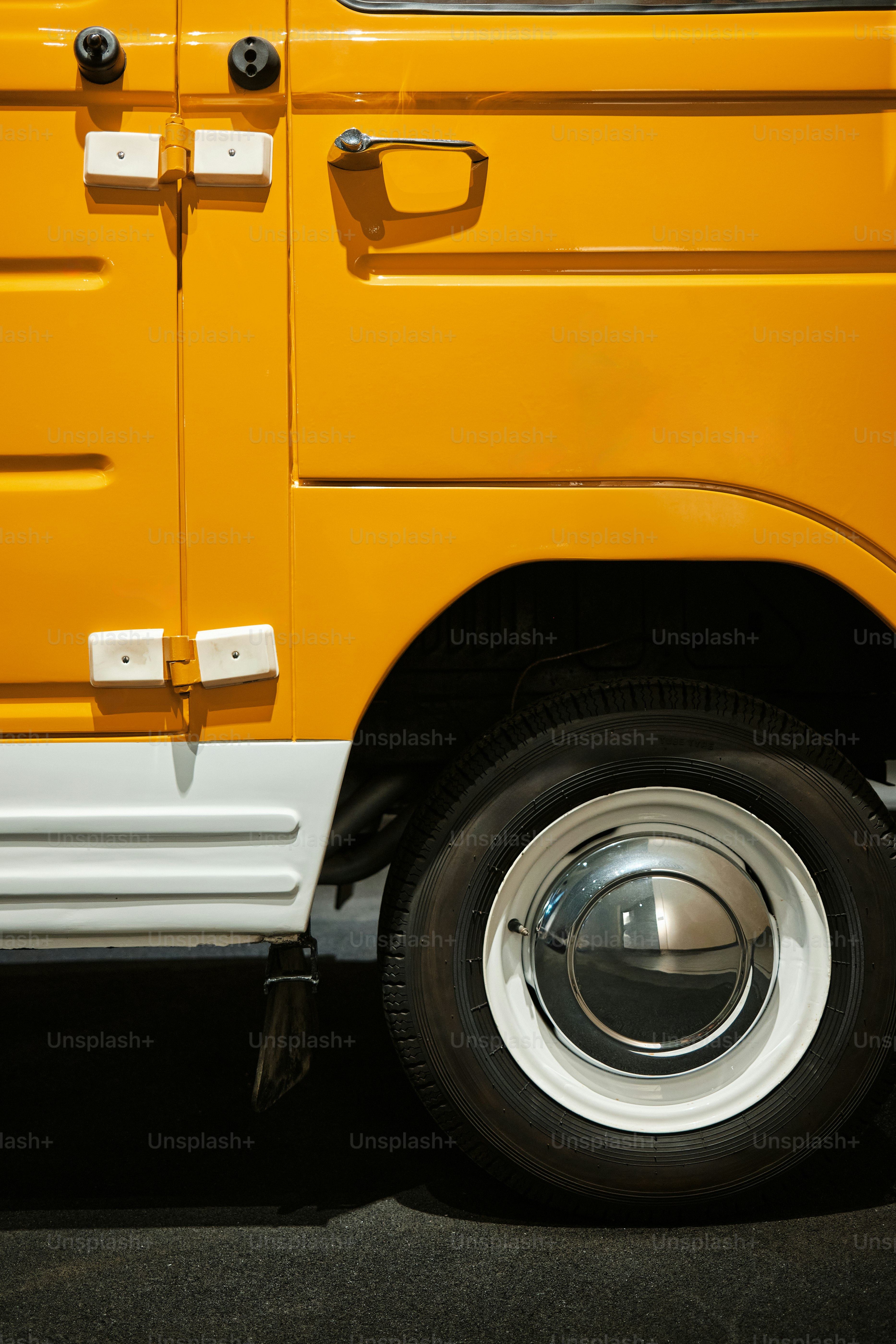 Gros plan de l’avant d’un camion jaune