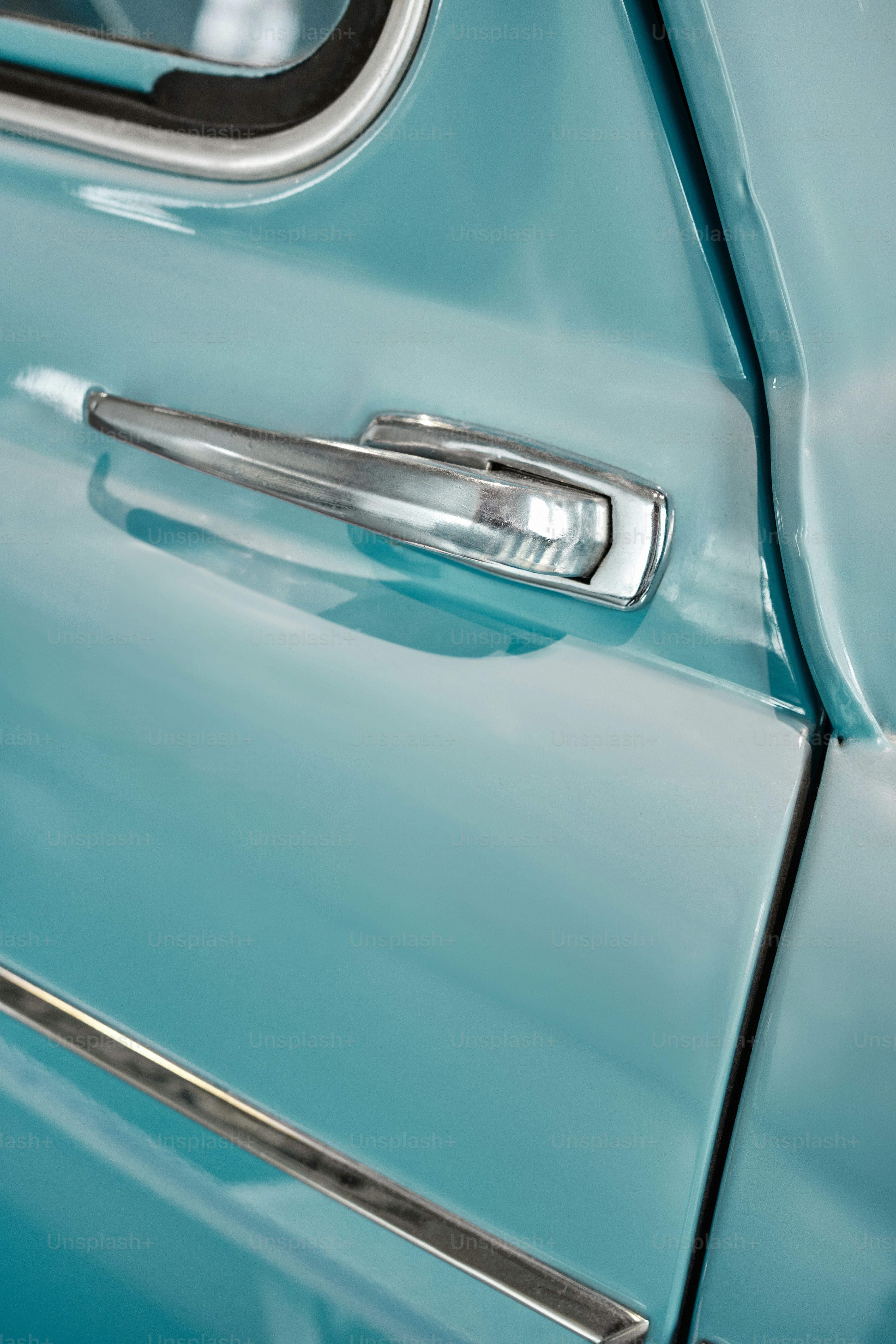 Un primer plano de la manija de una puerta en un automóvil