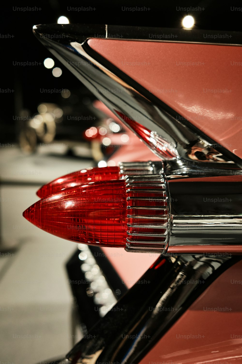 um close up das lanternas traseiras de um carro