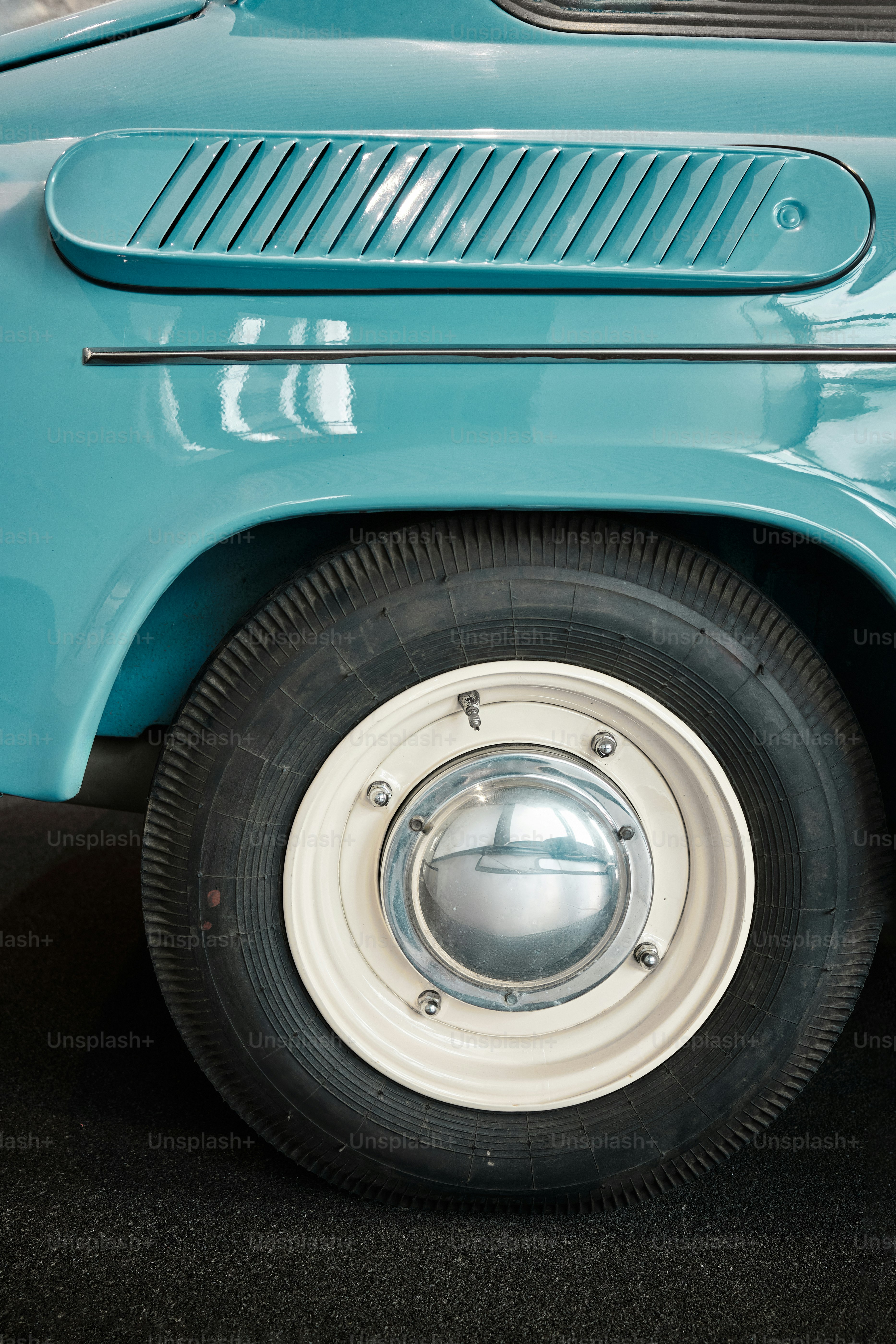 Gros plan d’un pneu de camion bleu et blanc