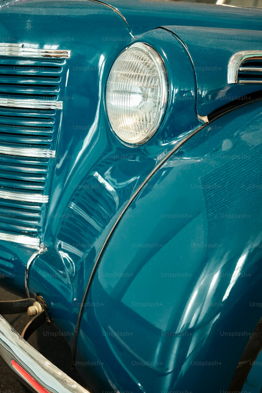Un primer plano de la parte delantera de un coche azul