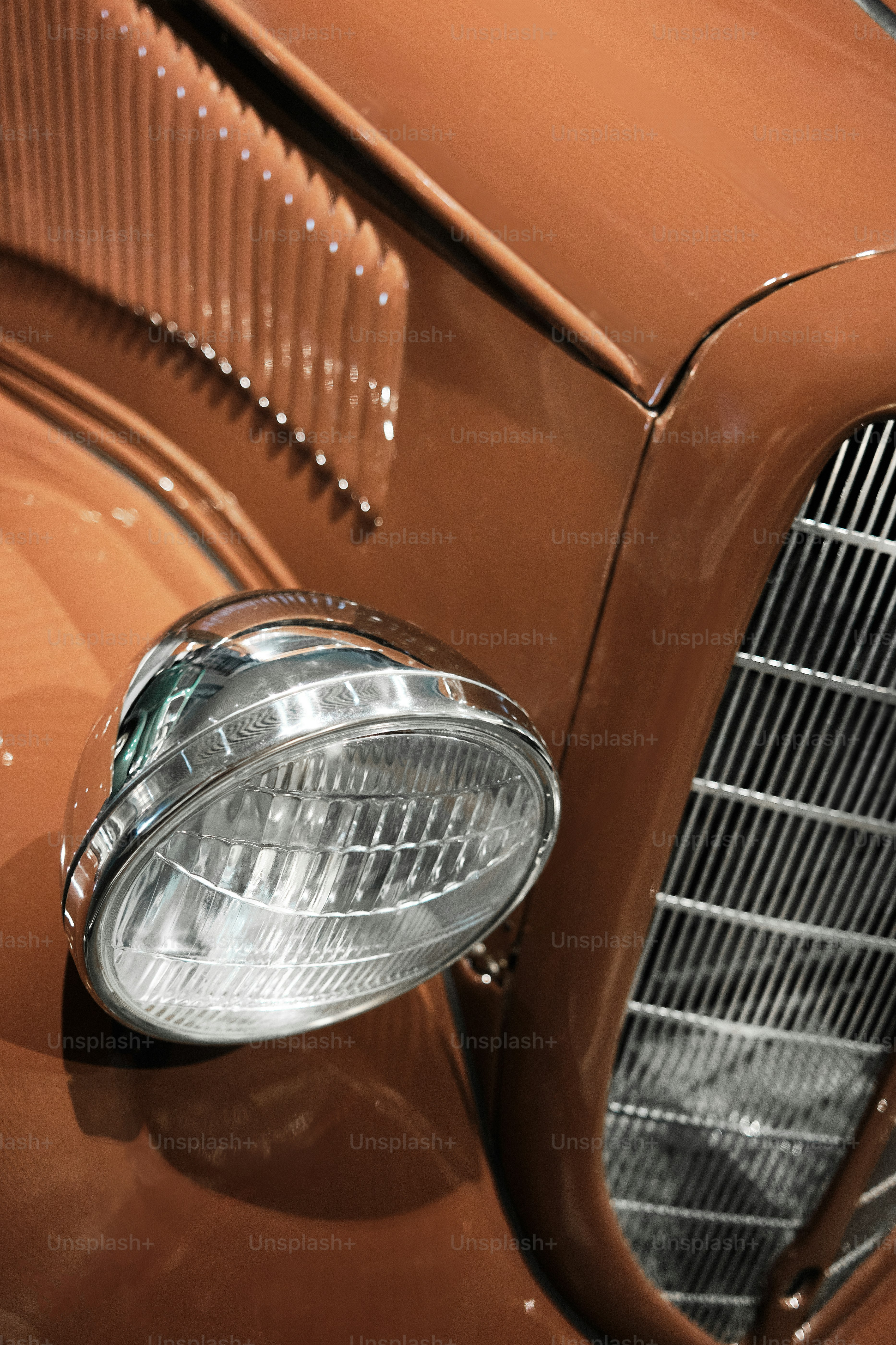 Gros plan de l’avant d’une voiture brune