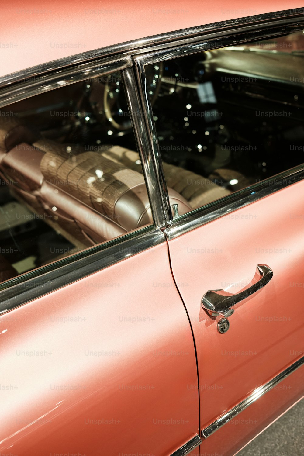 Un'auto rossa con un mucchio di bagagli nel finestrino posteriore
