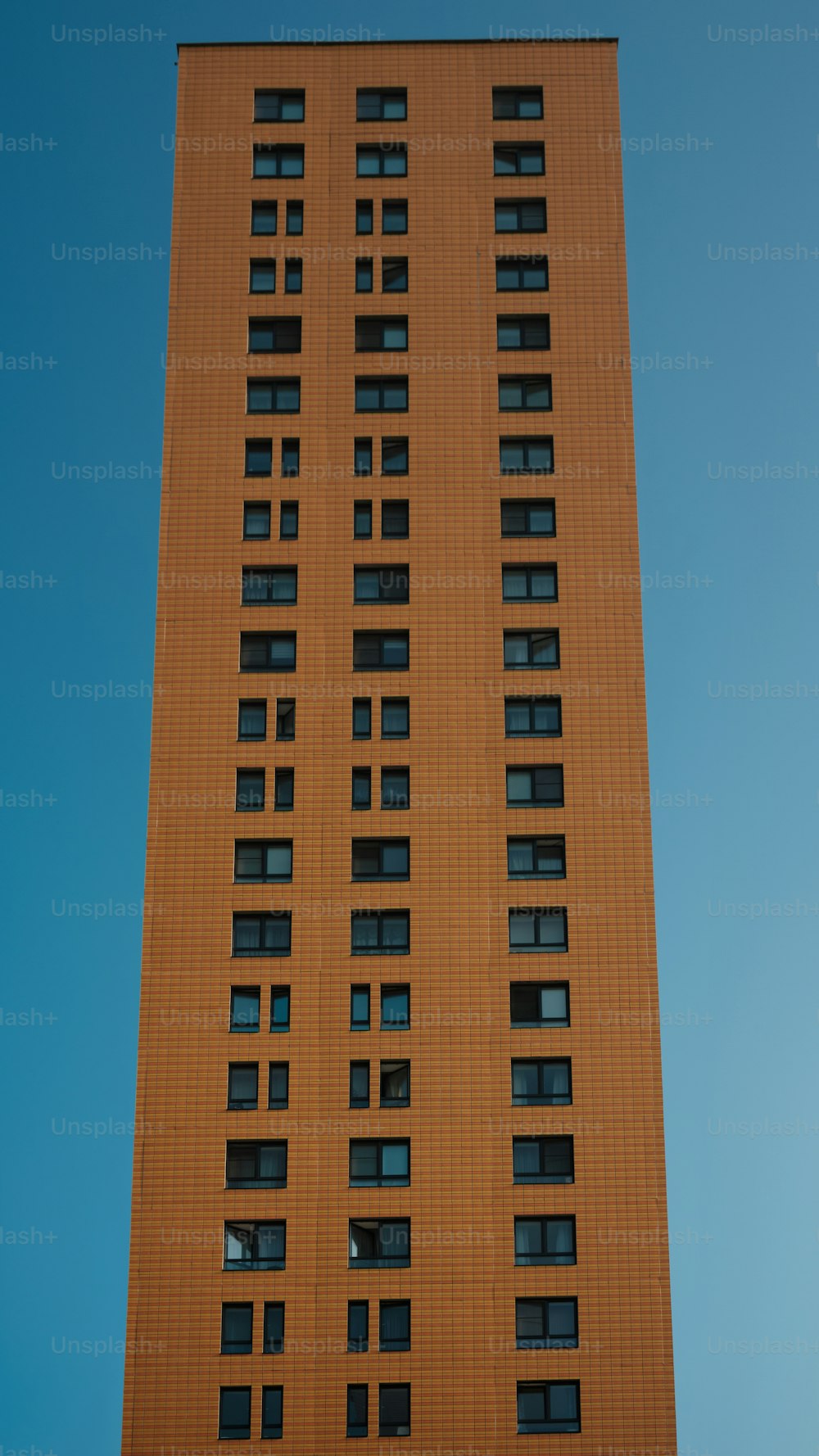 um edifício muito alto com muitas janelas