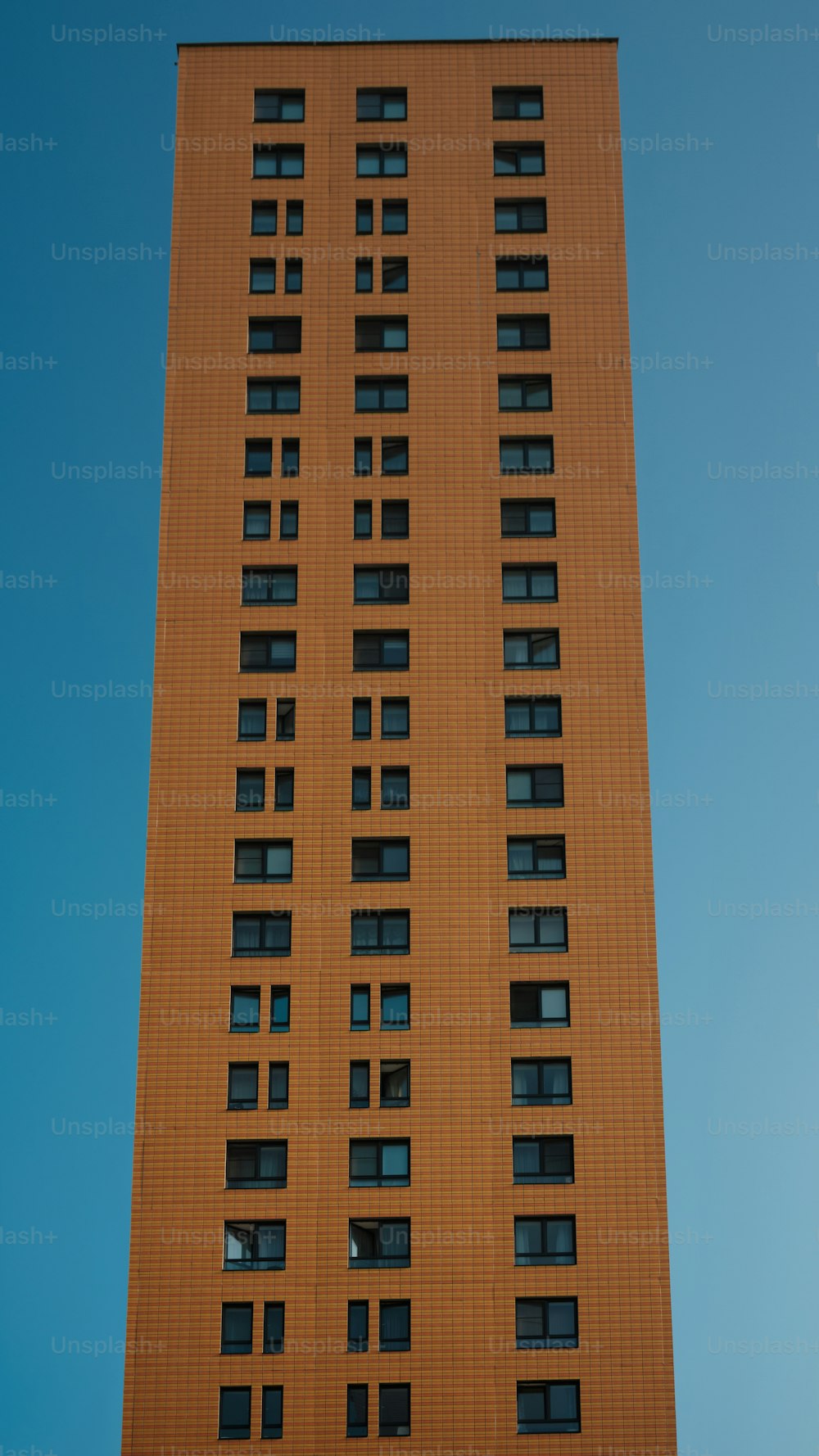 Un edificio muy alto con muchas ventanas