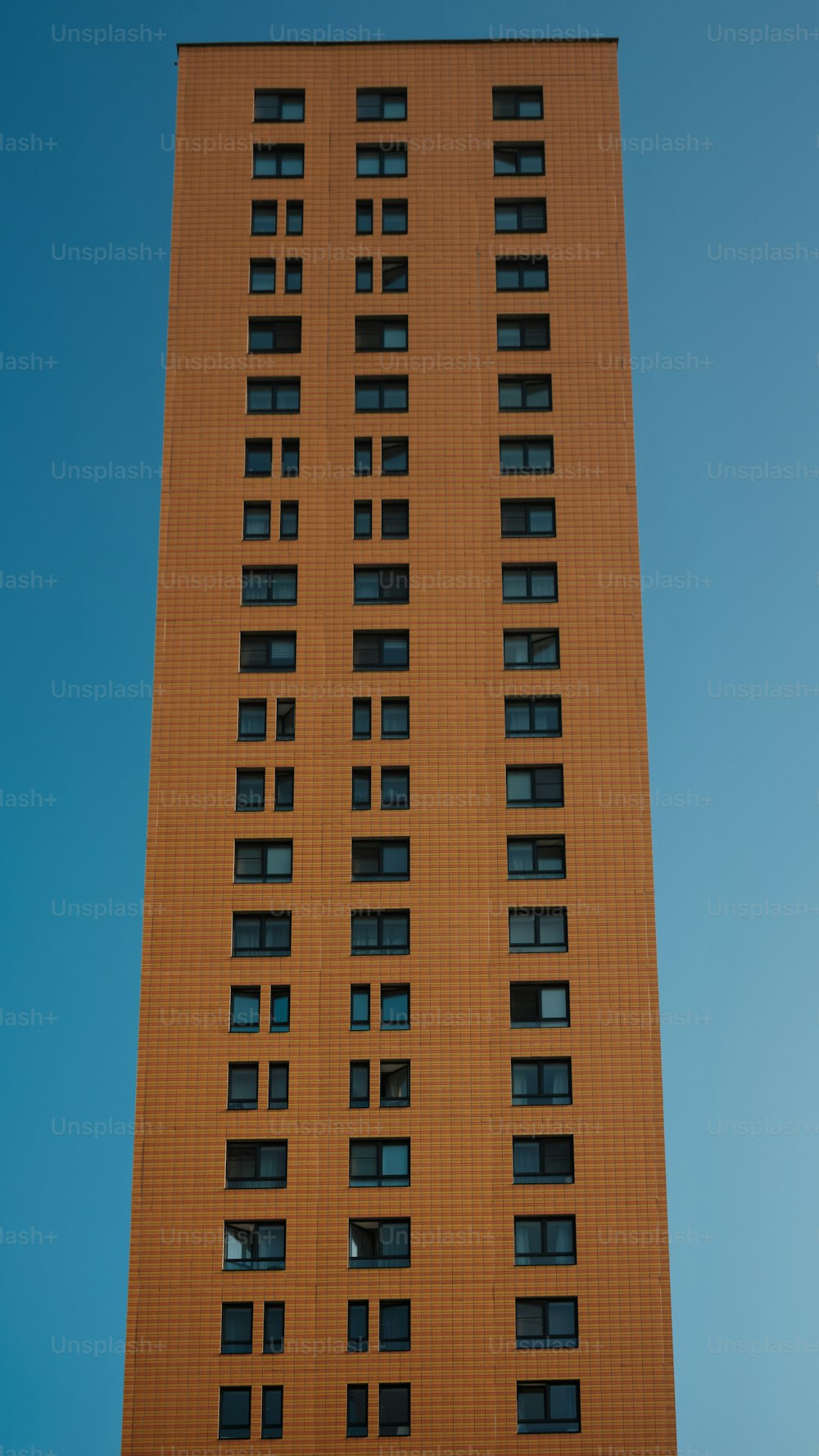 ein sehr hohes Gebäude mit vielen Fenstern