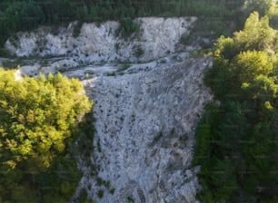 Una vista aérea de una zona rocosa con árboles