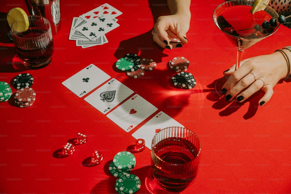 una mesa cubierta con tarjetas y una copa de vino