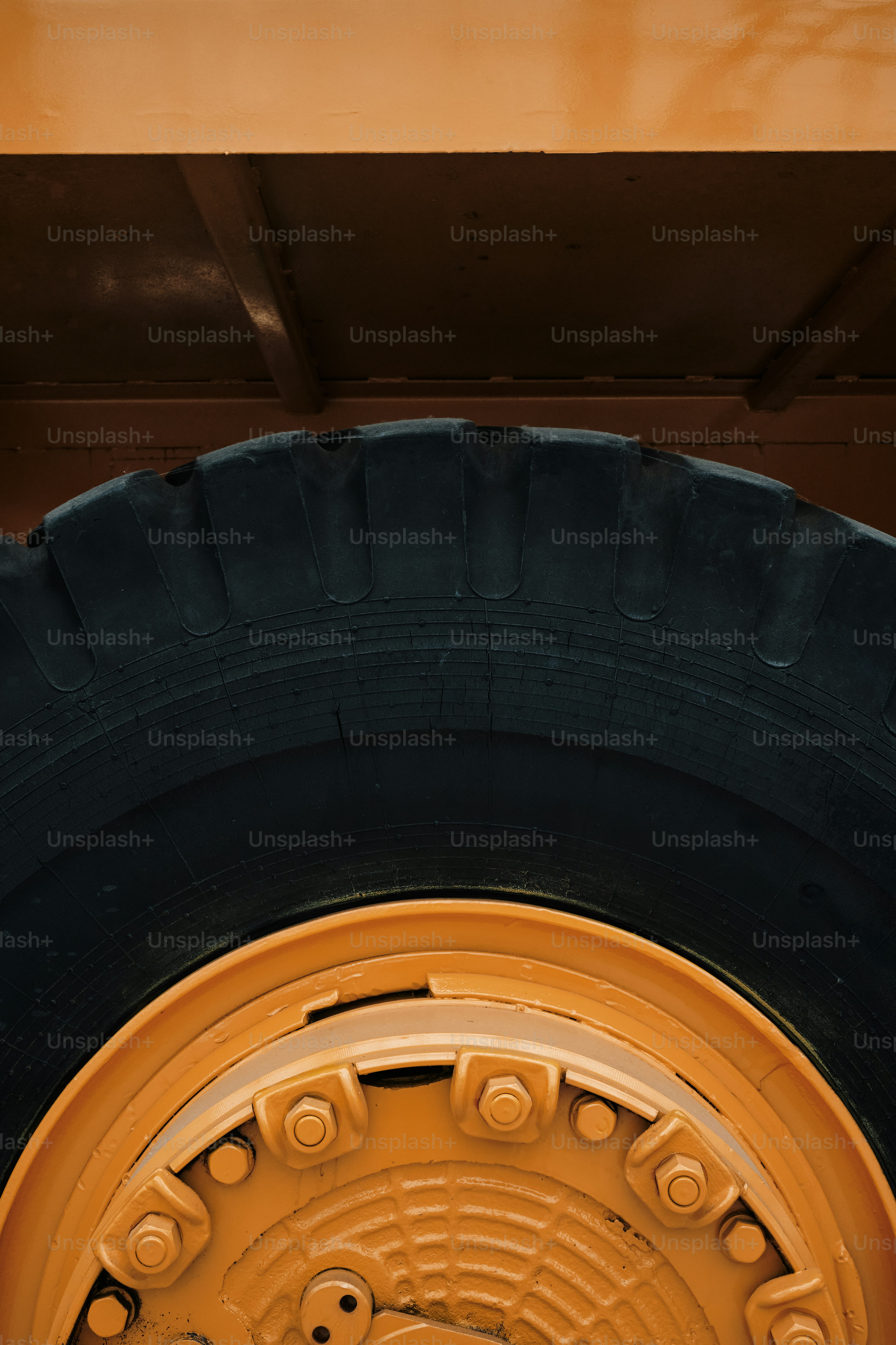 un primer plano de un neumático en un vehículo