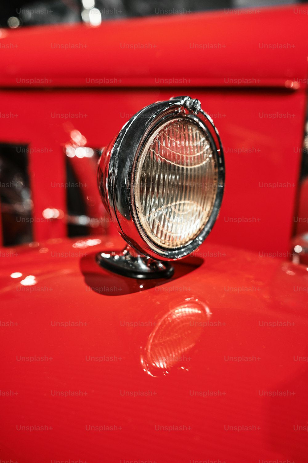 Un primo piano di una luce su un'auto rossa