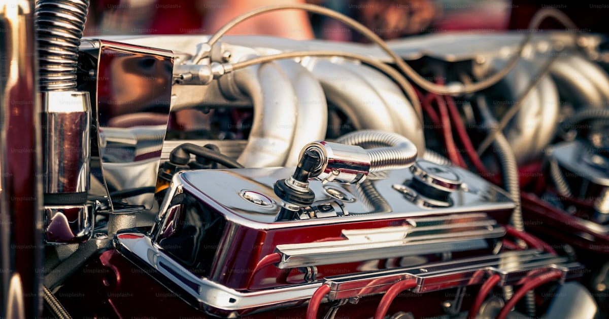 A close up of a engine in a car photo – Motor Image on Unsplash
