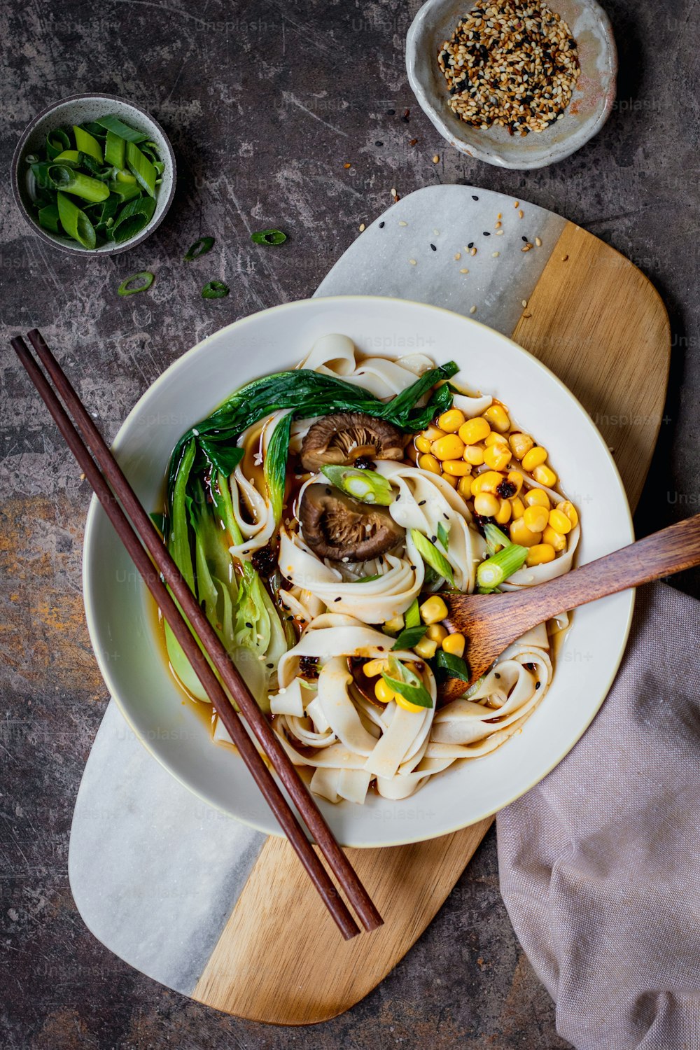 un tazón blanco lleno de fideos y verduras