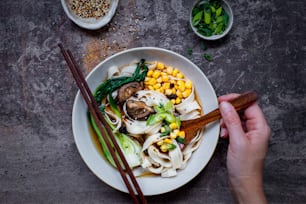 麺と野菜のボウルと箸