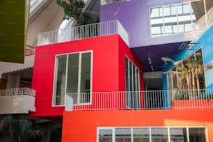 발코니와 발코니가 있는 여러 가지 빛깔의 건물