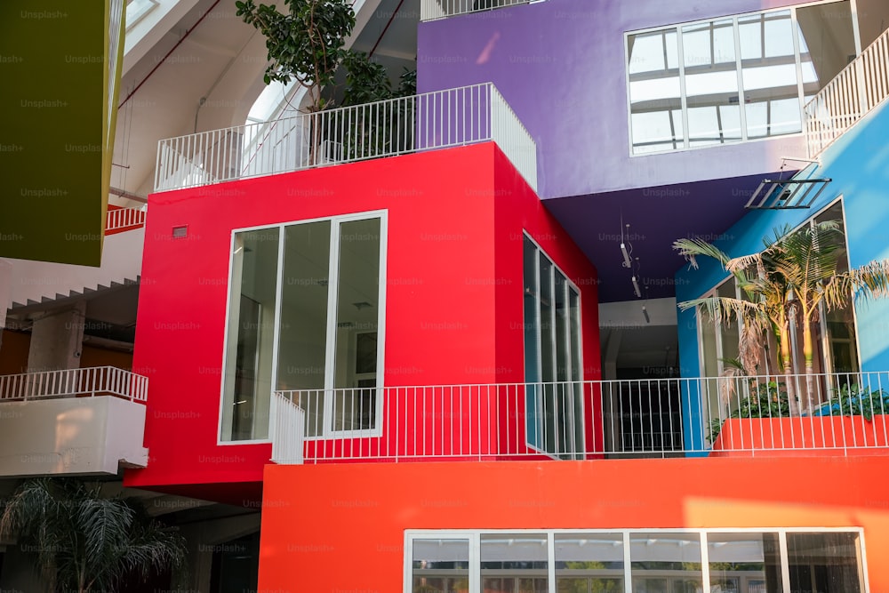 발코니와 발코니가 있는 여러 가지 빛깔의 건물