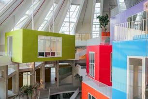 um edifício multicolorido com vários andares e janelas
