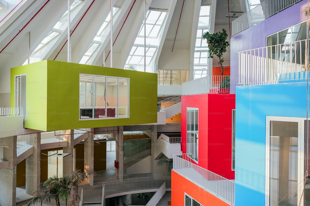 Un edificio multicolor con múltiples pisos y ventanas