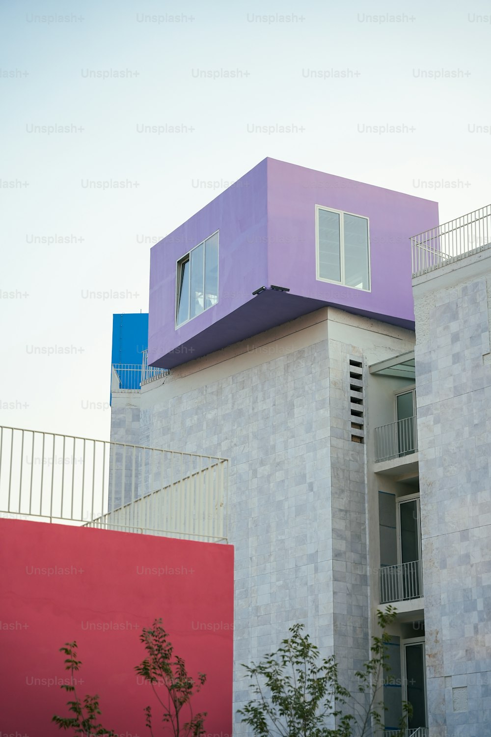 un bâtiment avec un toit violet et un mur rouge
