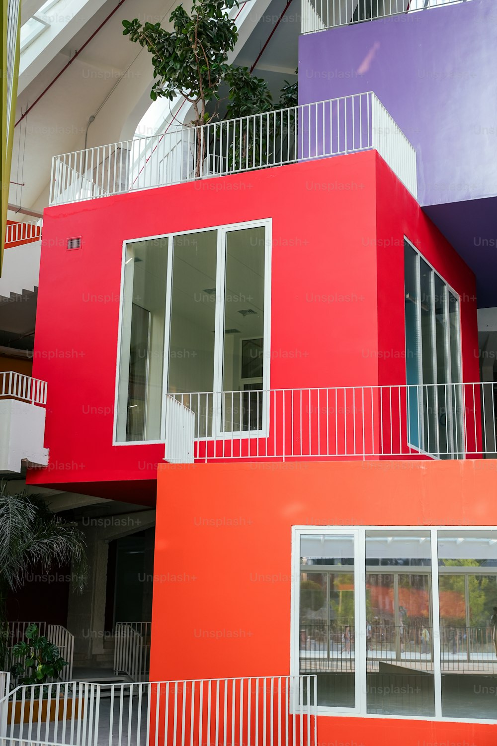 ein mehrfarbiges Gebäude mit weißen Balkonen und Balkonen