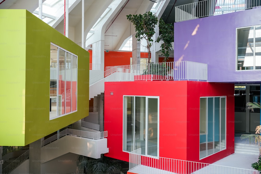 Um grupo de edifícios multicoloridos em um edifício