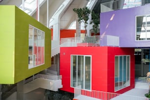 Eine Gruppe von mehrfarbigen Gebäuden in einem Gebäude