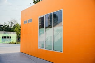 um grande edifício laranja com uma grande janela