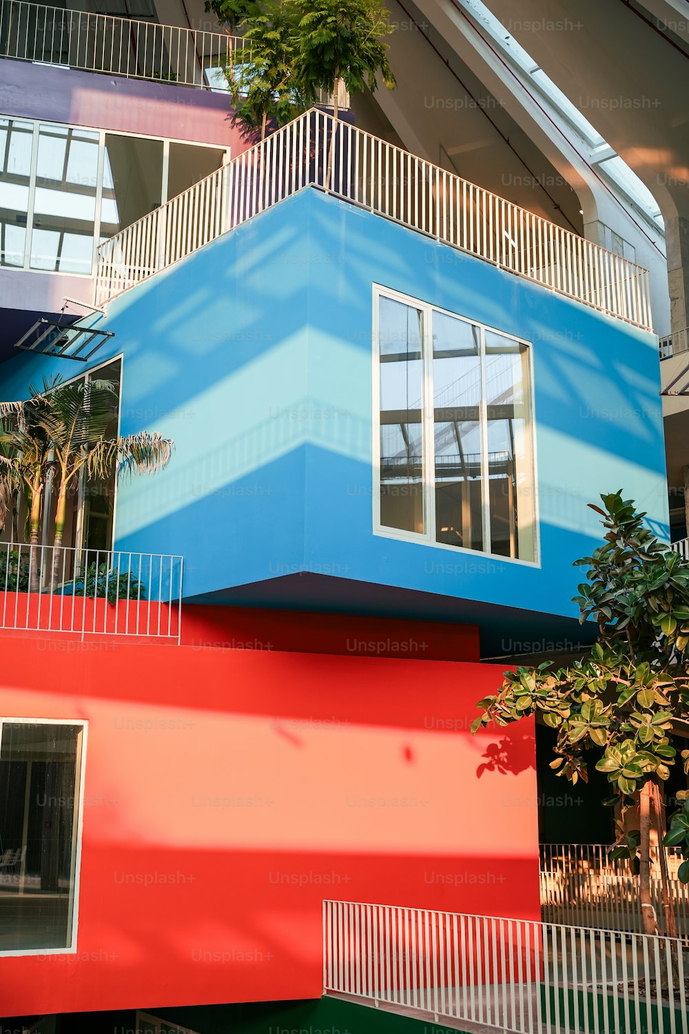 ein mehrfarbiges Gebäude mit Balkon und Balkonen