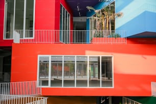 Un edificio multicolore con balcone e balconi