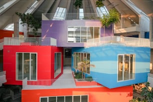 Ein mehrfarbiges Gebäude mit mehreren Ebenen von Fenstern und Balkonen