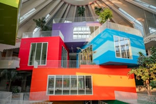 um edifício multicolorido com uma claraboia ao fundo