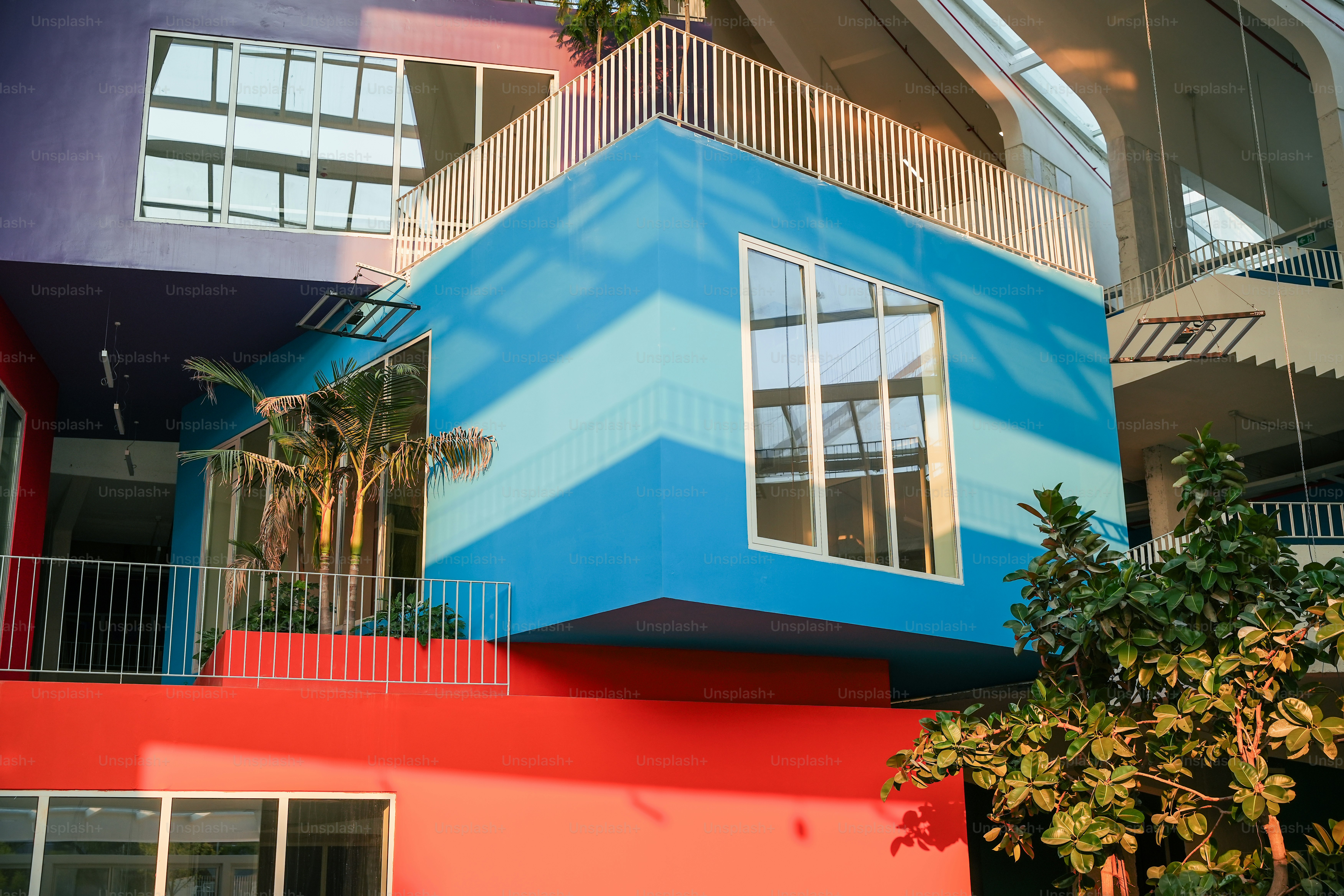Un edificio multicolor con balcón y balcones