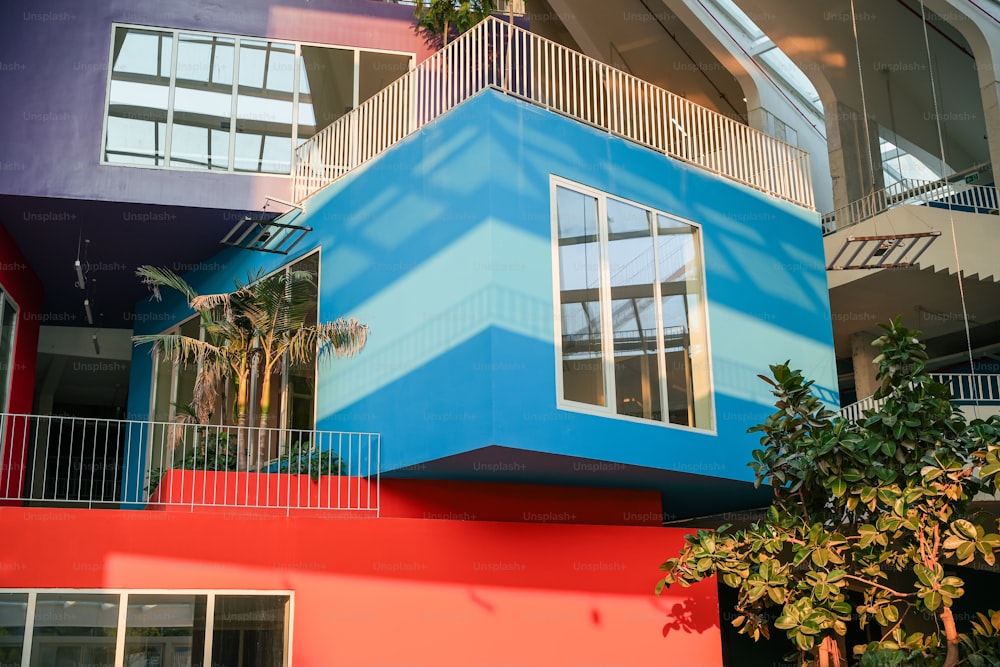 ein mehrfarbiges Gebäude mit Balkon und Balkonen