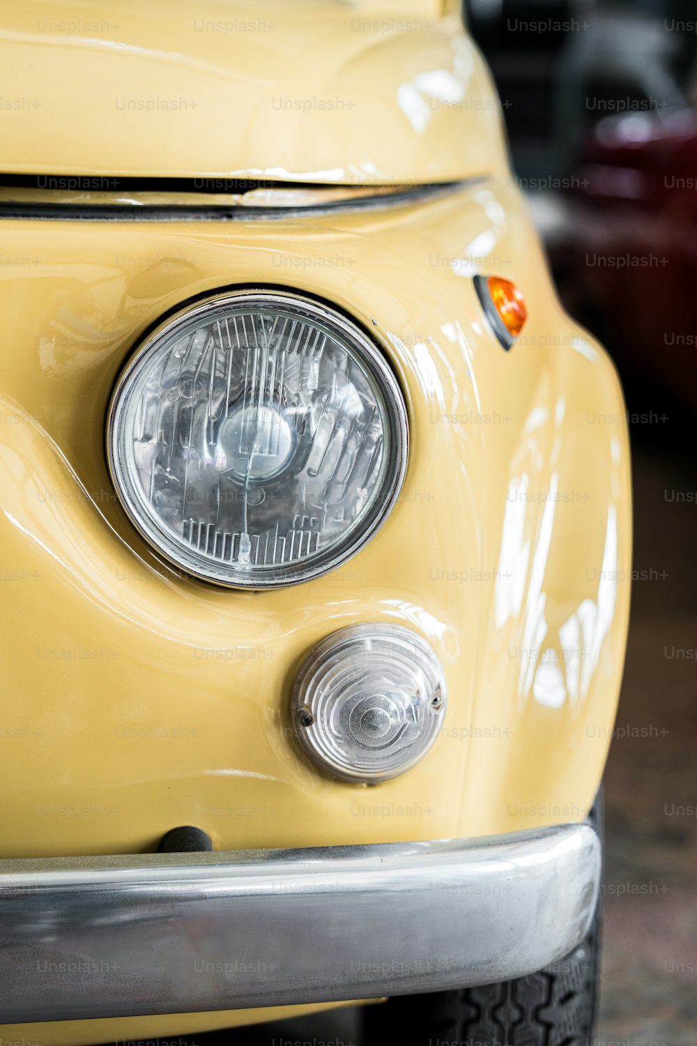 Un primer plano de la parte delantera de un coche amarillo