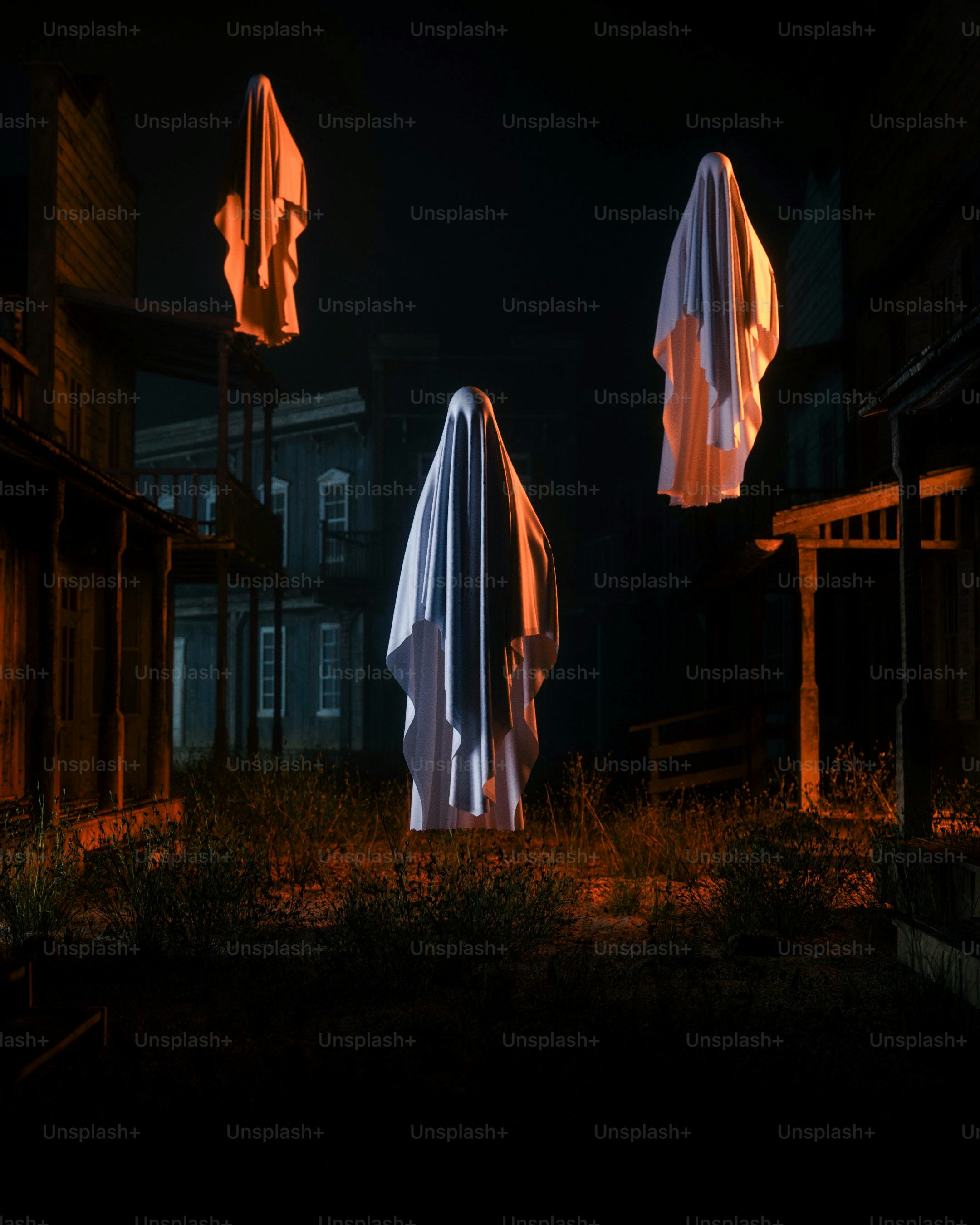 Un couple de statues fant?�mes au milieu d�??un champ photo �?? Fant?�mes Photo sur Unsplash