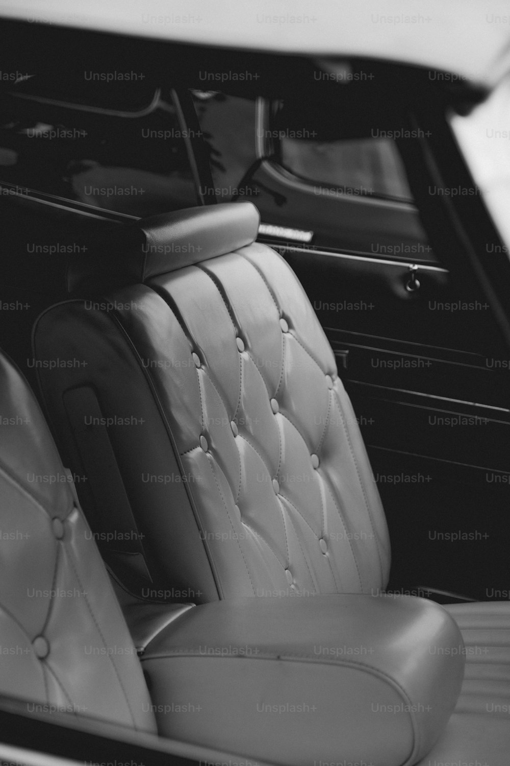 Ein Schwarz-Weiß-Foto des Innenraums eines Autos